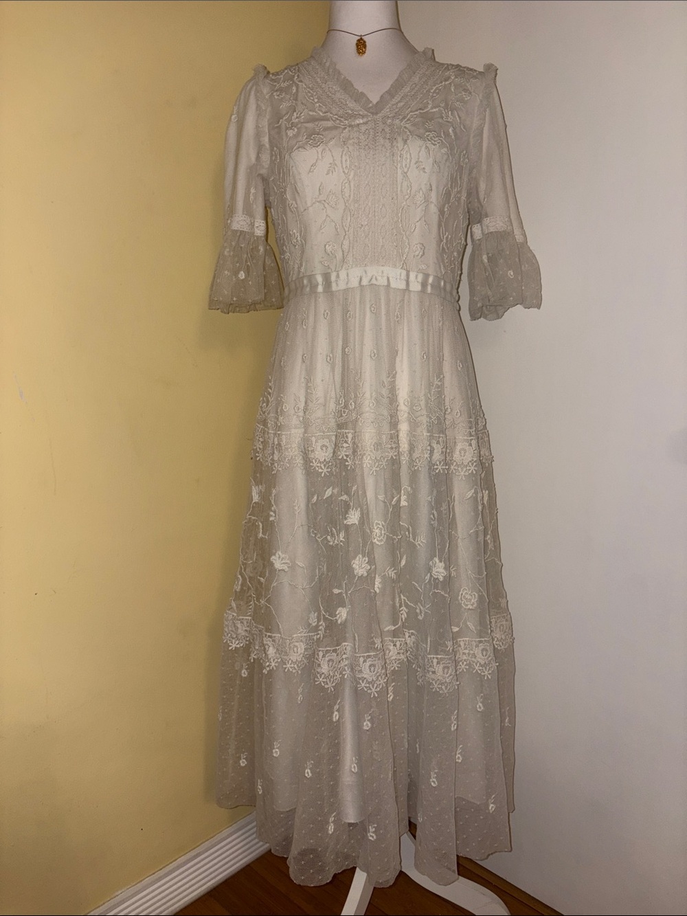 IVY CITY 🏙️ Romantic Cream Lace Maxi Dress with V-Neck Sz M